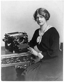 220px-Woman_with_Underwood_typewriter